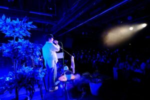 Crowd Lu Instagram - 那天走在八德路上，有陣風往臉上拂來，
搭配眼前搖曳的樹枝和馬路邊停紅燈的騎士，
我思考了一下究竟是風找到我，還是我依藉著地球的自轉去找到那陣風。
其實經常會因爲覺得自己的生活停滯不前，
而感到萬分氣餒。但仔細想想，透過宇宙的運行以及星體各自的努力作業，沒有任何一樣事物是絕對靜止的，所有的一切都在往銀河的某個方向移動著，從第一天到最後一天。
所以在釐清邏輯以後，身為一個真實的宇宙遊俠，領悟到很多想法都是妄念，氣餒如是自我懷疑亦如是。因為我必然能夠隨著地球的轉動，在這開展已久的旅程中，找到風找到意義找到你。

#2024春季巡迴
