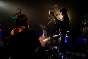 Crowd Lu Instagram - 那天走在八德路上，有陣風往臉上拂來，
搭配眼前搖曳的樹枝和馬路邊停紅燈的騎士，
我思考了一下究竟是風找到我，還是我依藉著地球的自轉去找到那陣風。
其實經常會因爲覺得自己的生活停滯不前，
而感到萬分氣餒。但仔細想想，透過宇宙的運行以及星體各自的努力作業，沒有任何一樣事物是絕對靜止的，所有的一切都在往銀河的某個方向移動著，從第一天到最後一天。
所以在釐清邏輯以後，身為一個真實的宇宙遊俠，領悟到很多想法都是妄念，氣餒如是自我懷疑亦如是。因為我必然能夠隨著地球的轉動，在這開展已久的旅程中，找到風找到意義找到你。

#2024春季巡迴