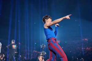 Crowd Lu Instagram - 生日當天演唱會結束，
我真的直接瘦兩公斤，
是不是因為我們跳了一整晚啊？

還在回味，謝謝高雄🍻
很快中秋台北小巨蛋見❤️‍🔥❤️‍🔥❤️‍🔥

謝謝所有參與的朋友們

主辦單位：寬宏藝術經紀股份有限公司、添翼文創事業有限公司
出品總策劃：添翼文創事業有限公司演出：鍾成虎
節目總監 鍾成虎
音樂總監 黃少雍
開場音樂編曲 ：黃少雍、王韻筑
直笛隊 / 管樂編曲 ：王韻筑

演唱 / 吉他 / 鋼琴 Vocal / Guitar / Piano：盧廣仲
樂團團長 / 鍵盤 Band Leader / Keyboard：張瀚中
鍵盤 Keyboard：張少瑜
吉他 Guitar ：翁光煒
貝斯 Bass：柯遵毓
鼓組 Drums：黃郁婷、賴聖文
小號 Trumpet：邱建二
長號 Trombone：鄧世偉
薩克斯風 Saxphone：蘇聖育、魯湘永餓
藝人舞台技師 Roadie：黃維凡
電腦編程 Programer：楊程淵
直笛隊 Straight Flute Orchestra：YmYRE 陽明國中青少年木笛合奏團、校長 張永芬

導演 ：周谷淳
執行導演 ：李宜螢
製作統籌 / 舞台監督 ：程壬杰
舞台執行 ：ZHU JIAN ZHONG、鍾皓雲、李建德、李妍霈
視覺設計 / 統籌 ：遊樂製品
視覺執行 ：李祥麟、戴琬婷
開場及中場影像製作 ：劉明群
音響工程師 ：夏傑
音響工程師 ：林宗磊
多軌錄音 ：楊大緯
多軌錄音助理 ：徐珞桓

導播 ：光頭
助理導播 ：鄭佳文
燈光設計 / 工程 ：吳玉麟、林佳徹
燈光執行 ：吳玉麟、林佳徹、林雅筑
雷射設計 ：黃朝偉
雷射執行 ：黃朝偉
舞台設計 ：FREES自由的設計 馮建彰 黃羿偉 廖祺惠
硬體統籌 ：吳皇達
工程統籌 ：易善茹、段凱婷
舞台工程 ：城鎮事業有限公司
燈光工程 ：台灣藝能工程
音響工程 ：穩立舞台音響燈光工程有限公司
樂器工程 ：穩穩的國際娛樂有限公司
視訊工程 ：台灣藝能工程 / 成陽傳播事業有限公司
結構工程 ：台灣藝能工程 / 鑫銳結構工程
伺服馬達工程 ：城鎮事業有限公司
特效工程 ：宏益舞台特效有限公司
雷射工程 ：小小工作室
轉播錄影工程 ：無限映像製作有限公司@電力工程 Power Engineering：鴻州企業有限公司

造型總監Stylist：Melina Chen_雙陸時尚
造型助理 ：Alice Yueh、Joy Fan_雙陸時尚
化妝 Make Up：美少女工作室 簡偉文
化妝助理 ：Nita
髮型 Hair Stylist：Flux Réel Hair Boutique Keanu Mei
髮型助理 ：Flux Réel Hair Boutique Nini
裁縫師 Tailor：Amy 許秀欣

演唱會專案統籌 ：余亭甫
演唱會專案執行統籌 ：廖鎧、温喻評
演唱會宣傳統籌 ：王雅新
演唱會宣傳執行 ：陳孟伶、蔡宛妮
演唱會現場票務協力 ：鄭雅玲

演唱會企宣 Marketing & Promotion：添翼創越工作室
企宣統籌 ：討海人
企劃主管 Marketing Supervisor：洪維聯
企劃執行 Marketing Executive：黃云柔、張皓晴
宣傳主管 Promotion Supervisor：洪詩婷
宣傳執行 Promotion Executive：洪維聯、黃云柔、洪宥鈞
演唱會行政 Administration：沈佑靜、陳鈺瀅
演唱會交通：小賢哥、佘大哥

主視覺設計 ：洪維聯、www.ddd.pizza、楊鎮源
主視覺拍攝 ：陳藝堂
週邊商品設計 ：盧廣仲、洪維聯
週邊商品及專輯販售 ：FIGHT30
平面紀錄 Photographer：李彥勳、黃品媛、巫妍潔、Mark Cheng、Jesse 、Johnny 
新聞帶剪接 ：謝長宏
影像紀錄 Videographer：沉睡島影像 Slumberland Vision - 謝長宏、陳佑筑、陳泓旭、章弘毅、郭彥澤、陳翔科、邵安澤、王建智、黃賢進、李金勳
花絮側拍 Behind the scenes：陳佑筑

添翼創越工作室
公關宣傳經紀經理 ：洪詩婷
經紀副理 ：程壬杰
資深宣傳經紀執行 ：沈佑靜
經紀執行 ：陳鈺瀅
演出製作副理 ：程壬杰
製作執行導演  周谷淳
製作主任 ：黃維凡
資深製作執行 ：楊程淵
製作助理 ：李妍霈
企劃新媒體經理 ：洪維聯
資深企劃新媒體執行 ：黃云柔
企劃執行 ：張皓晴
會計 ：吳美秀
行政 ：莊雅婷
版權 / 法務專員 ：何敏綺

售票系統：添翼售票網
演出場地 ：高雄巨蛋
指定住宿：H2O水京棧國際酒店、Hotel Dua

照片by @jessemusicphoto
