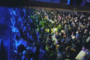 Crowd Lu Instagram - 那天走在八德路上，有陣風往臉上拂來，
搭配眼前搖曳的樹枝和馬路邊停紅燈的騎士，
我思考了一下究竟是風找到我，還是我依藉著地球的自轉去找到那陣風。
其實經常會因爲覺得自己的生活停滯不前，
而感到萬分氣餒。但仔細想想，透過宇宙的運行以及星體各自的努力作業，沒有任何一樣事物是絕對靜止的，所有的一切都在往銀河的某個方向移動著，從第一天到最後一天。
所以在釐清邏輯以後，身為一個真實的宇宙遊俠，領悟到很多想法都是妄念，氣餒如是自我懷疑亦如是。因為我必然能夠隨著地球的轉動，在這開展已久的旅程中，找到風找到意義找到你。

#2024春季巡迴