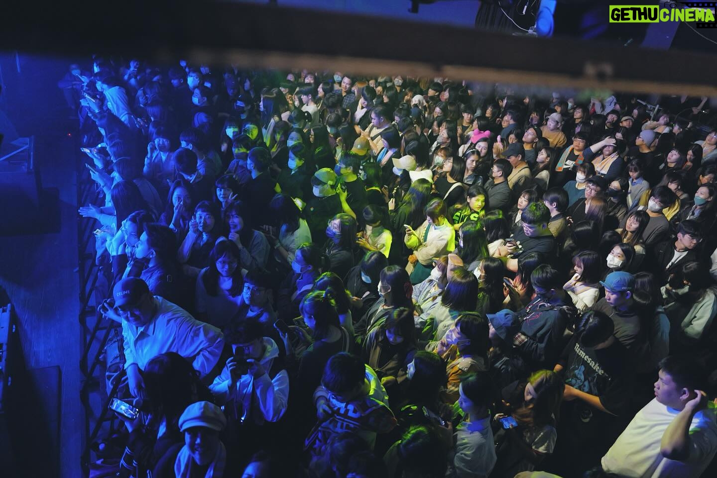 Crowd Lu - 12.7K Likes - 那天走在八德路上,有陣風往臉上拂來,
搭配眼前搖曳的樹枝和馬路邊停紅燈的騎士,
我思考了一下究竟是風找到我,還是我依藉著地球的自轉去找到那陣風。
其實經常會因爲覺得自己的生活停滯不前,
而感到萬分氣餒。但仔細想想,透過宇宙的運行以及星體各自的努力作業,沒有任何一樣事物是絕對靜止的,所有的一切都在往銀河的某個方向移動著,從第一天到最後一天。
所以在釐清邏輯以後,身為一個真實的宇宙遊俠,領悟到很多想法都是妄念,氣餒如是自我懷疑亦如是。因為我必然能夠隨著地球的轉動,在這開展已久的旅程中,找到風找到意義找到你。
#2024春季巡迴