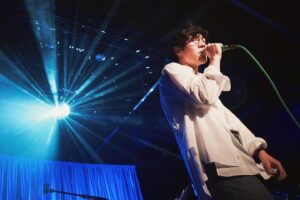 Crowd Lu Instagram - 那天走在八德路上，有陣風往臉上拂來，
搭配眼前搖曳的樹枝和馬路邊停紅燈的騎士，
我思考了一下究竟是風找到我，還是我依藉著地球的自轉去找到那陣風。
其實經常會因爲覺得自己的生活停滯不前，
而感到萬分氣餒。但仔細想想，透過宇宙的運行以及星體各自的努力作業，沒有任何一樣事物是絕對靜止的，所有的一切都在往銀河的某個方向移動著，從第一天到最後一天。
所以在釐清邏輯以後，身為一個真實的宇宙遊俠，領悟到很多想法都是妄念，氣餒如是自我懷疑亦如是。因為我必然能夠隨著地球的轉動，在這開展已久的旅程中，找到風找到意義找到你。

#2024春季巡迴