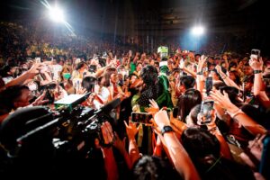 Crowd Lu Instagram - 生日當天演唱會結束，
我真的直接瘦兩公斤，
是不是因為我們跳了一整晚啊？

還在回味，謝謝高雄🍻
很快中秋台北小巨蛋見❤️‍🔥❤️‍🔥❤️‍🔥

謝謝所有參與的朋友們

主辦單位：寬宏藝術經紀股份有限公司、添翼文創事業有限公司
出品總策劃：添翼文創事業有限公司演出：鍾成虎
節目總監 鍾成虎
音樂總監 黃少雍
開場音樂編曲 ：黃少雍、王韻筑
直笛隊 / 管樂編曲 ：王韻筑

演唱 / 吉他 / 鋼琴 Vocal / Guitar / Piano：盧廣仲
樂團團長 / 鍵盤 Band Leader / Keyboard：張瀚中
鍵盤 Keyboard：張少瑜
吉他 Guitar ：翁光煒
貝斯 Bass：柯遵毓
鼓組 Drums：黃郁婷、賴聖文
小號 Trumpet：邱建二
長號 Trombone：鄧世偉
薩克斯風 Saxphone：蘇聖育、魯湘永餓
藝人舞台技師 Roadie：黃維凡
電腦編程 Programer：楊程淵
直笛隊 Straight Flute Orchestra：YmYRE 陽明國中青少年木笛合奏團、校長 張永芬

導演 ：周谷淳
執行導演 ：李宜螢
製作統籌 / 舞台監督 ：程壬杰
舞台執行 ：ZHU JIAN ZHONG、鍾皓雲、李建德、李妍霈
視覺設計 / 統籌 ：遊樂製品
視覺執行 ：李祥麟、戴琬婷
開場及中場影像製作 ：劉明群
音響工程師 ：夏傑
音響工程師 ：林宗磊
多軌錄音 ：楊大緯
多軌錄音助理 ：徐珞桓

導播 ：光頭
助理導播 ：鄭佳文
燈光設計 / 工程 ：吳玉麟、林佳徹
燈光執行 ：吳玉麟、林佳徹、林雅筑
雷射設計 ：黃朝偉
雷射執行 ：黃朝偉
舞台設計 ：FREES自由的設計 馮建彰 黃羿偉 廖祺惠
硬體統籌 ：吳皇達
工程統籌 ：易善茹、段凱婷
舞台工程 ：城鎮事業有限公司
燈光工程 ：台灣藝能工程
音響工程 ：穩立舞台音響燈光工程有限公司
樂器工程 ：穩穩的國際娛樂有限公司
視訊工程 ：台灣藝能工程 / 成陽傳播事業有限公司
結構工程 ：台灣藝能工程 / 鑫銳結構工程
伺服馬達工程 ：城鎮事業有限公司
特效工程 ：宏益舞台特效有限公司
雷射工程 ：小小工作室
轉播錄影工程 ：無限映像製作有限公司@電力工程 Power Engineering：鴻州企業有限公司

造型總監Stylist：Melina Chen_雙陸時尚
造型助理 ：Alice Yueh、Joy Fan_雙陸時尚
化妝 Make Up：美少女工作室 簡偉文
化妝助理 ：Nita
髮型 Hair Stylist：Flux Réel Hair Boutique Keanu Mei
髮型助理 ：Flux Réel Hair Boutique Nini
裁縫師 Tailor：Amy 許秀欣

演唱會專案統籌 ：余亭甫
演唱會專案執行統籌 ：廖鎧、温喻評
演唱會宣傳統籌 ：王雅新
演唱會宣傳執行 ：陳孟伶、蔡宛妮
演唱會現場票務協力 ：鄭雅玲

演唱會企宣 Marketing & Promotion：添翼創越工作室
企宣統籌 ：討海人
企劃主管 Marketing Supervisor：洪維聯
企劃執行 Marketing Executive：黃云柔、張皓晴
宣傳主管 Promotion Supervisor：洪詩婷
宣傳執行 Promotion Executive：洪維聯、黃云柔、洪宥鈞
演唱會行政 Administration：沈佑靜、陳鈺瀅
演唱會交通：小賢哥、佘大哥

主視覺設計 ：洪維聯、www.ddd.pizza、楊鎮源
主視覺拍攝 ：陳藝堂
週邊商品設計 ：盧廣仲、洪維聯
週邊商品及專輯販售 ：FIGHT30
平面紀錄 Photographer：李彥勳、黃品媛、巫妍潔、Mark Cheng、Jesse 、Johnny 
新聞帶剪接 ：謝長宏
影像紀錄 Videographer：沉睡島影像 Slumberland Vision - 謝長宏、陳佑筑、陳泓旭、章弘毅、郭彥澤、陳翔科、邵安澤、王建智、黃賢進、李金勳
花絮側拍 Behind the scenes：陳佑筑

添翼創越工作室
公關宣傳經紀經理 ：洪詩婷
經紀副理 ：程壬杰
資深宣傳經紀執行 ：沈佑靜
經紀執行 ：陳鈺瀅
演出製作副理 ：程壬杰
製作執行導演  周谷淳
製作主任 ：黃維凡
資深製作執行 ：楊程淵
製作助理 ：李妍霈
企劃新媒體經理 ：洪維聯
資深企劃新媒體執行 ：黃云柔
企劃執行 ：張皓晴
會計 ：吳美秀
行政 ：莊雅婷
版權 / 法務專員 ：何敏綺

售票系統：添翼售票網
演出場地 ：高雄巨蛋
指定住宿：H2O水京棧國際酒店、Hotel Dua

照片by @jessemusicphoto