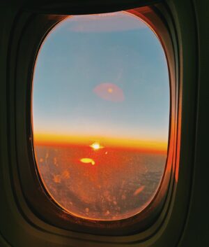 Crowd Lu Instagram - 在回家的黃昏班機上，
看見七彩夕陽，
橘光從窗外丟進手上溫溫的，
同時看完了一本書但下次再跟你講感想，
感謝主辦的邀請以及此次同行的工作弟兄們，
謝謝新加坡，我們很快再見。

#oneloveasiafest