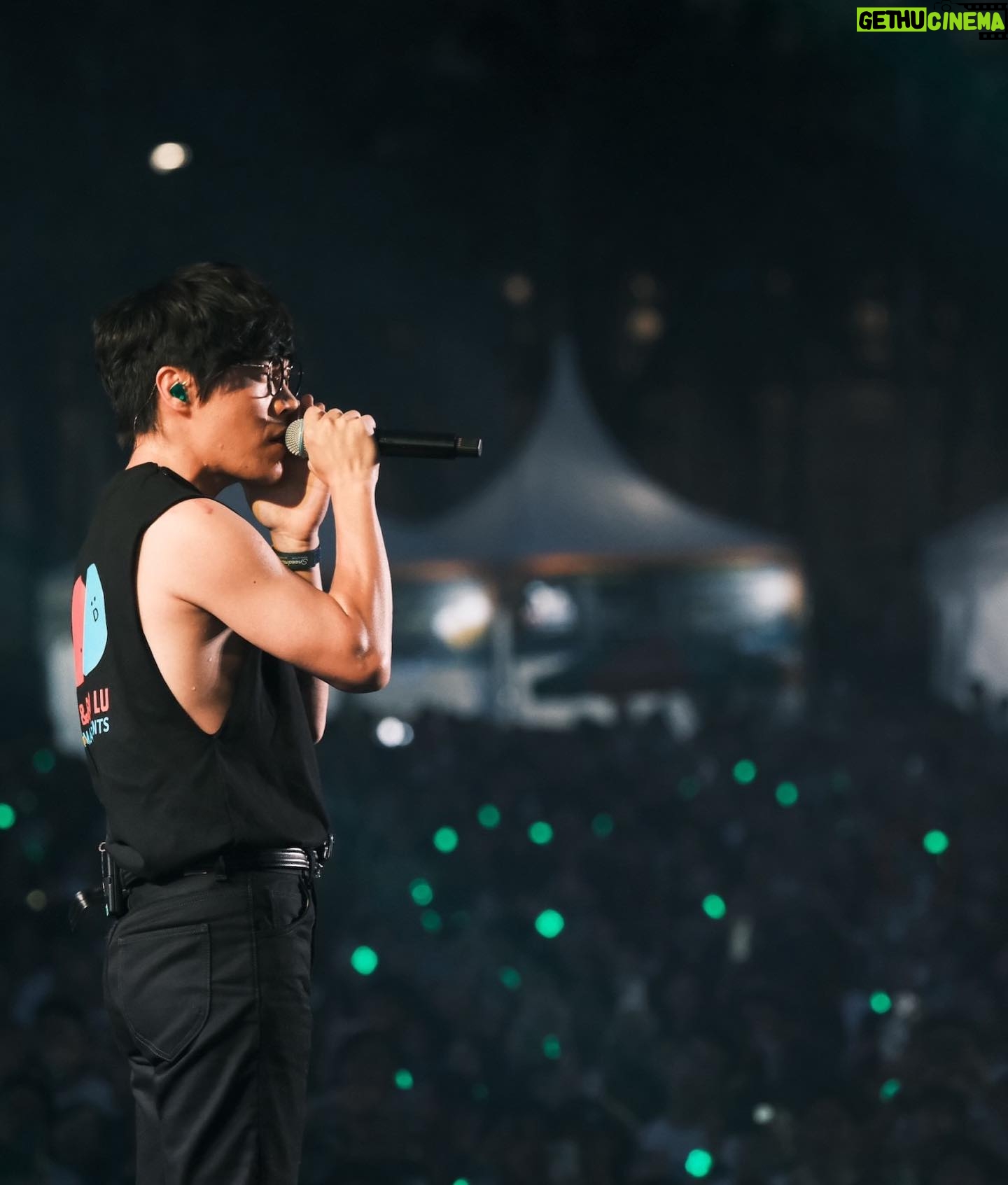 Crowd Lu - 13K Likes - 在回家的黃昏班機上,
看見七彩夕陽,
橘光從窗外丟進手上溫溫的,
同時看完了一本書但下次再跟你講感想,
感謝主辦的邀請以及此次同行的工作弟兄們,
謝謝新加坡,我們很快再見。
#oneloveasiafest