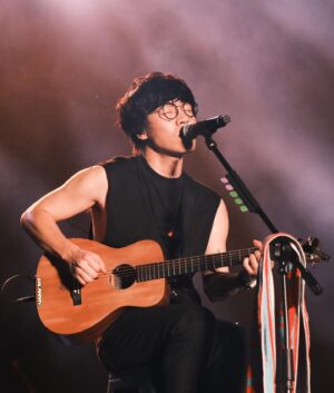 Crowd Lu Instagram - 在回家的黃昏班機上，
看見七彩夕陽，
橘光從窗外丟進手上溫溫的，
同時看完了一本書但下次再跟你講感想，
感謝主辦的邀請以及此次同行的工作弟兄們，
謝謝新加坡，我們很快再見。

#oneloveasiafest