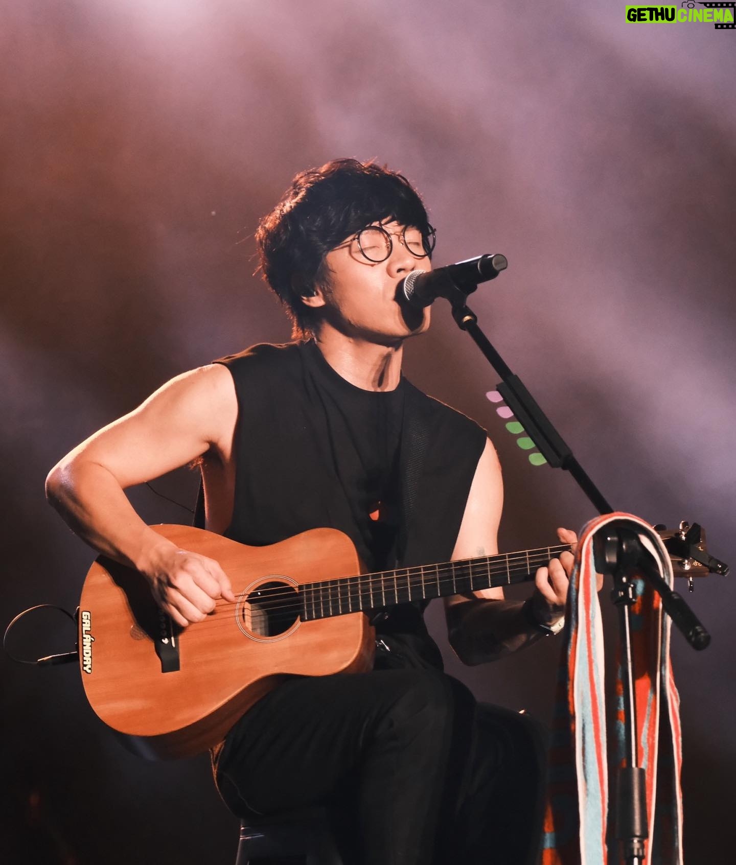 Crowd Lu - 13K Likes - 在回家的黃昏班機上,
看見七彩夕陽,
橘光從窗外丟進手上溫溫的,
同時看完了一本書但下次再跟你講感想,
感謝主辦的邀請以及此次同行的工作弟兄們,
謝謝新加坡,我們很快再見。
#oneloveasiafest