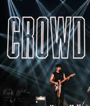 Crowd Lu Instagram - 在回家的黃昏班機上，
看見七彩夕陽，
橘光從窗外丟進手上溫溫的，
同時看完了一本書但下次再跟你講感想，
感謝主辦的邀請以及此次同行的工作弟兄們，
謝謝新加坡，我們很快再見。

#oneloveasiafest