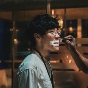 Crowd Lu Instagram - 大概在五年前，瞿導就跟我提過他想把馬克漫畫改編成電影這件事。然後在這幾年間，導演分享了幾個不同版本的劇本給我看，非常感覺到他對這件事的熱情以及熱血。謝謝導演的賞識，邀請了我進入團隊。能參與這從構思草稿到完成作品，從四格漫畫變成兩小時電影的過程，我覺得很有意義。

也感謝導演給我這次能夠製作配樂以及主題曲的機會。這是我第一次製作電影配樂，沒有配樂的電影白片有著無限可能，它等待著由音符和樂器構成的支撐，感謝戰友張瀚中阿雞、LIV、黃宣的強大創意支援，還有維凡、谷淳、小雍的可靠製作力，這次製作期我常自己在家把電影轉成靜音，發現沒有聲音以後電影差不多會難看九十幾倍，所以再次為我的團隊喝采！謝謝你們！

接著聊聊這次的主題曲『工作與休息』，我得老實說這首歌是在類休息狀態下製作完成的，可能少了以往歌曲的衝勁或是高張的戰鬥力，但這就是我當下的狀態，並且在歌中被誠實地呈現了。 尚未四十歲的我，健康檢查卻顯示著自律神經系統年齡已有七十歲，所以如果這幾年你曾見過我在鏡頭前不知所云並恐慌的狀態，還請見諒，因為現在的我真的比較適合坐在榕樹下跟老人一起下棋聊天。這也是我在拍完電影後，想為這整件事情下的一個標題“工作與休息” 能暢快的工作，能恣意地休息，並且在兩者中取得平衡，於這樣的狀態下成就自己也同時成就他人，這是我接下來想努力的題目。

於是電影“他馬克老闆”明天就要上映了，或許你可以搭配著我們在這段期間內奮鬥的成果，一張總共有52首歌的原聲帶以及一部魔幻寫實的類型電影，讓它陪著你度過一個輕鬆歡笑的中秋連假。

謝謝所有辛苦的工作人，
祝早早下班，好好休息。

@kissmyassboss.official