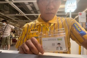 Crowd Lu Instagram - 大概在五年前，瞿導就跟我提過他想把馬克漫畫改編成電影這件事。然後在這幾年間，導演分享了幾個不同版本的劇本給我看，非常感覺到他對這件事的熱情以及熱血。謝謝導演的賞識，邀請了我進入團隊。能參與這從構思草稿到完成作品，從四格漫畫變成兩小時電影的過程，我覺得很有意義。

也感謝導演給我這次能夠製作配樂以及主題曲的機會。這是我第一次製作電影配樂，沒有配樂的電影白片有著無限可能，它等待著由音符和樂器構成的支撐，感謝戰友張瀚中阿雞、LIV、黃宣的強大創意支援，還有維凡、谷淳、小雍的可靠製作力，這次製作期我常自己在家把電影轉成靜音，發現沒有聲音以後電影差不多會難看九十幾倍，所以再次為我的團隊喝采！謝謝你們！

接著聊聊這次的主題曲『工作與休息』，我得老實說這首歌是在類休息狀態下製作完成的，可能少了以往歌曲的衝勁或是高張的戰鬥力，但這就是我當下的狀態，並且在歌中被誠實地呈現了。 尚未四十歲的我，健康檢查卻顯示著自律神經系統年齡已有七十歲，所以如果這幾年你曾見過我在鏡頭前不知所云並恐慌的狀態，還請見諒，因為現在的我真的比較適合坐在榕樹下跟老人一起下棋聊天。這也是我在拍完電影後，想為這整件事情下的一個標題“工作與休息” 能暢快的工作，能恣意地休息，並且在兩者中取得平衡，於這樣的狀態下成就自己也同時成就他人，這是我接下來想努力的題目。

於是電影“他馬克老闆”明天就要上映了，或許你可以搭配著我們在這段期間內奮鬥的成果，一張總共有52首歌的原聲帶以及一部魔幻寫實的類型電影，讓它陪著你度過一個輕鬆歡笑的中秋連假。

謝謝所有辛苦的工作人，
祝早早下班，好好休息。

@kissmyassboss.official
