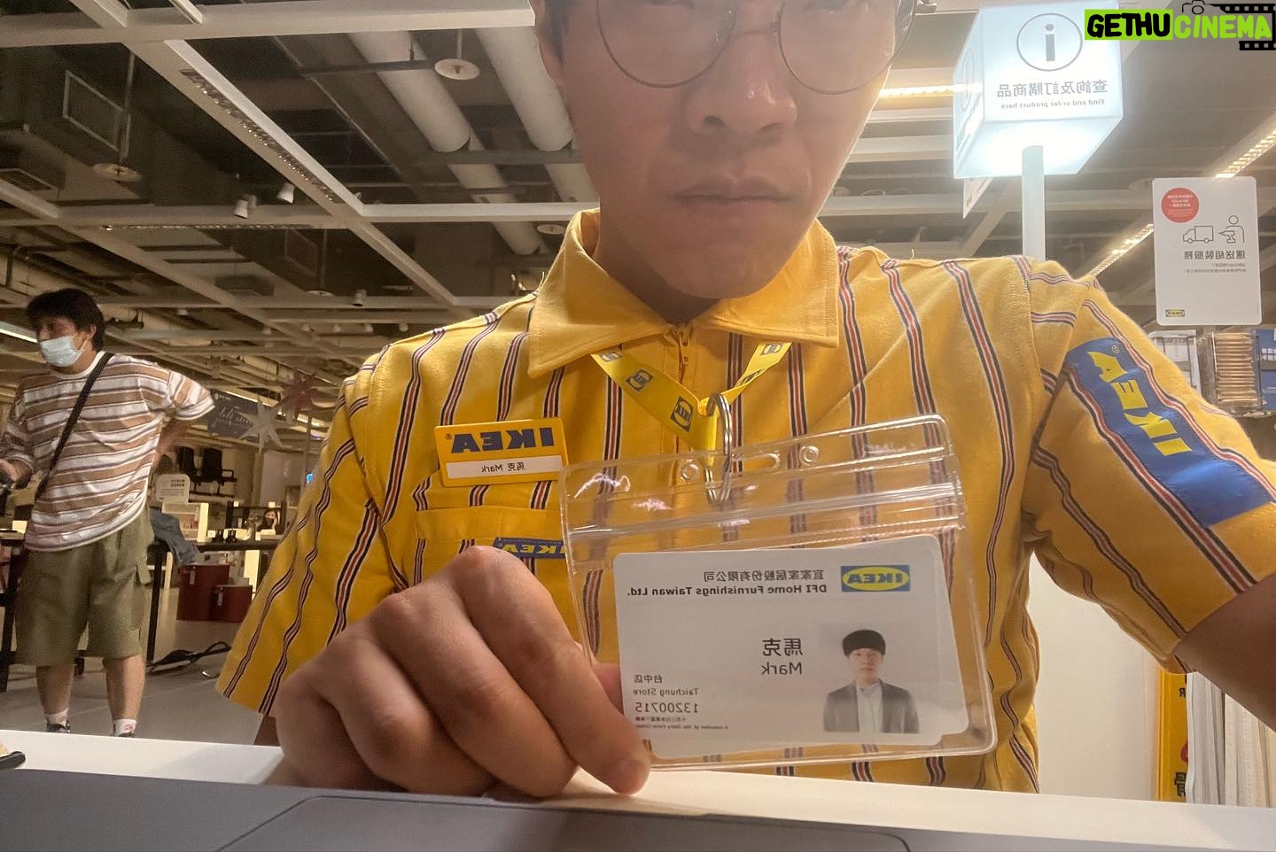 Crowd Lu - 13.4K Likes - 大概在五年前,瞿導就跟我提過他想把馬克漫畫改編成電影這件事。然後在這幾年間,導演分享了幾個不同版本的劇本給我看,非常感覺到他對這件事的熱情以及熱血。謝謝導演的賞識,邀請了我進入團隊。能參與這從構思草稿到完成作品,從四格漫畫變成兩小時電影的過程,我覺得很有意義。
也感謝導演給我這次能夠製作配樂以及主題曲的機會。這是我第一次製作電影配樂,沒有配樂的電影白片有著無限可能,它等待著由音符和樂器構成的支撐,感謝戰友張瀚中阿雞、LIV、黃宣的強大創意支援,還有維凡、谷淳、小雍的可靠製作力,這次製作期我常自己在家把電影轉成靜音,發現沒有聲音以後電影差不多會難看九十幾倍,所以再次為我的團隊喝采!謝謝你們!
接著聊聊這次的主題曲『工作與休息』,我得老實說這首歌是在類休息狀態下製作完成的,可能少了以往歌曲的衝勁或是高張的戰鬥力,但這就是我當下的狀態,並且在歌中被誠實地呈現了。 尚未四十歲的我,健康檢查卻顯示著自律神經系統年齡已有七十歲,所以如果這幾年你曾見過我在鏡頭前不知所云並恐慌的狀態,還請見諒,因為現在的我真的比較適合坐在榕樹下跟老人一起下棋聊天。這也是我在拍完電影後,想為這整件事情下的一個標題“工作與休息” 能暢快的工作,能恣意地休息,並且在兩者中取得平衡,於這樣的狀態下成就自己也同時成就他人,這是我接下來想努力的題目。
於是電影“他馬克老闆”明天就要上映了,或許你可以搭配著我們在這段期間內奮鬥的成果,一張總共有52首歌的原聲帶以及一部魔幻寫實的類型電影,讓它陪著你度過一個輕鬆歡笑的中秋連假。
謝謝所有辛苦的工作人,
祝早早下班,好好休息。
@kissmyassboss.official