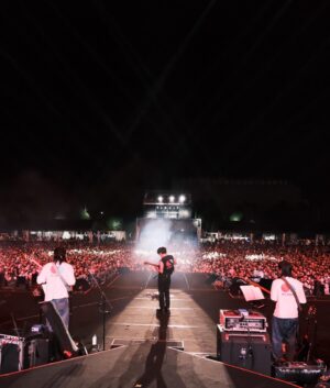 Crowd Lu Instagram - 在回家的黃昏班機上，
看見七彩夕陽，
橘光從窗外丟進手上溫溫的，
同時看完了一本書但下次再跟你講感想，
感謝主辦的邀請以及此次同行的工作弟兄們，
謝謝新加坡，我們很快再見。

#oneloveasiafest