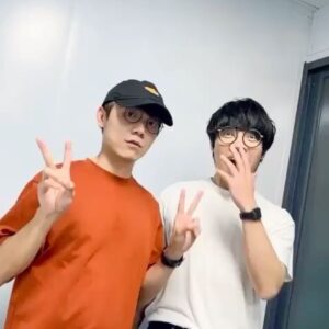 Crowd Lu Instagram - 你覺得誰的頭更大一點？ 

@terencelam0903 

#網友初次見面
#下回一起飲茶唱歌
