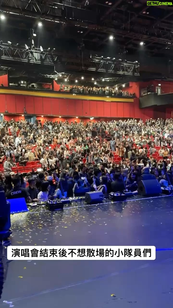 Crowd Lu - 26.3K Likes - 相隔四年,回到同一個場地演出。
和上次一樣,隊員們久久不肯散場,
我在後台抱著啞掉的嗓子和他們一起用生命的幾分之幾唱著幾分之幾。
很快再見🫱🏿🫲🏻等我回來