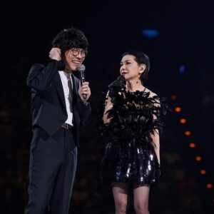 Crowd Lu Instagram - 上台前聽見芳姐說，她唱了快四十年了。 所以今晚可說是穿越輪迴的合唱。因為我可能在前世就聽過她唱歌了😇

謝謝芳姐的好歌聲，
轉世後還想再聽👦🏽

#張清芳