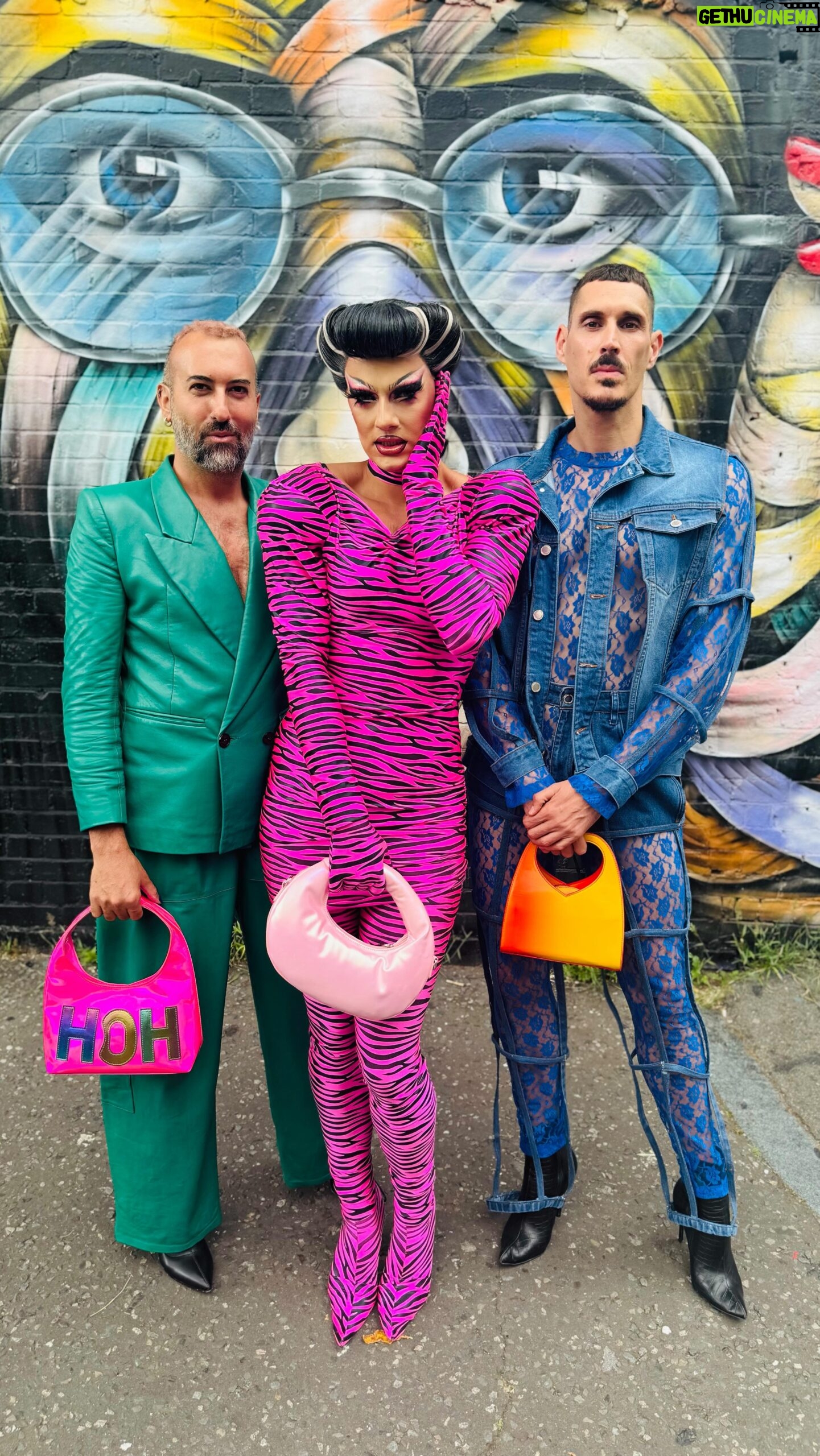 Crystal - 3.6K Likes - HAPPY PRIDE!
Letās just go ahead and extend pride to forever just to annoy them. What do you think?
@crystal.will.see.you.now
@frank_betancort
@thequeerindigo wearing full @grlondonparis
Bags are @houseofholland
Big thanks to @blackprgroup
