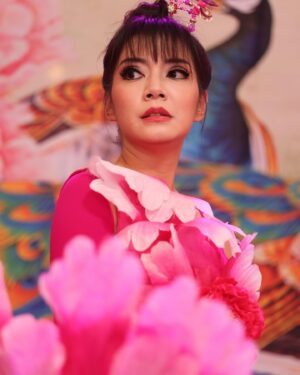 Crystal Lin Instagram - 第三集的扮相是山伯英台的花仙子🩷
雖然劇情關係剪到只剩後台出現一點點
但我們的每一齣戲中戲可都是有完整拍完的呢
不知道有沒有機會敲碗完整版😜

阮按呢有媠無？有漂亮請 1

劇照： @chicken_more 
@taiwanese_opera_family 
@kongsitaigitai 
@cts.show 
#勇氣家族
