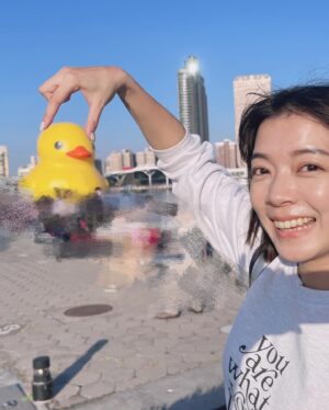 Crystal Lin Instagram - 情人節這天為大家點播一首
一想到你鴨🦆
本來要看小鴨親親的
結果時間沒抓好就錯過了
不過還是有穿越人群遇見鴨
一睹廬鴨真面目

美甲： @pumi27 
這次做個鑲金的情人節款 整個氣質up💛