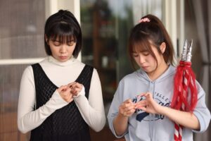 Crystal Lin Instagram - 摳手手姐妹花
又到了星期五晚上～～～
十點十五打開三立台灣台看勇氣家族的日子！！
（歐天啊是明天啦）

#勇氣家族