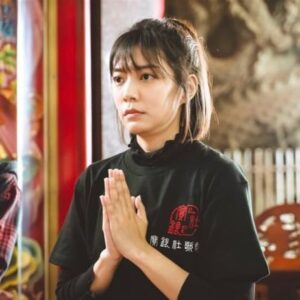 Crystal Lin Instagram - 相信昨天看完第四集，應該就很可以理解為什麼桂英和映君之間總是隔著一道牆，其實也就是媽媽得強撐起自己才能穩固寶銀社和陳家，而女兒則想用自己的方式來幫助媽媽卻一直得不到認同，究竟能不能等到她們坐下來好好說話的那一天呢🥹

同樣的情節在戲外也完整的投射了，老實說在宣傳期開跑前我都還是很怕亞蘭姐，但經由節目上的對談以及媒體的訪談過程，我也不斷在梳理這些情緒，明白映君的個性真的跟曾經的自己太像，那種拉不下臉的彆扭與想尋求認同的高自尊所造成的餘波，在殺青後依舊影響著我，但同時也從其他演員身上學到各種不同的解讀方式，現在終於可以好好放下映君，用成長過後的林雨宣來面對。

謝謝中央社記者洪素津的報導❤️

林雨宣歌仔戲登台一度後悔 練耍槍見陳亞蘭就怕
https://www.cna.com.tw/news/amov/202405050051.aspx

演歌仔戲勾傷心回憶 好友離世林雨宣自責沒關心
https://www.cna.com.tw/news/amov/202405050052.aspx