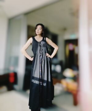 Crystal Lin Instagram - 未食五日節粽，破裘毋甘放。
Buē tsia̍h Gōo-ji̍t-tseh tsàng, phuà hiû m̄ kam pàng.

聽過這句俗諺嗎？
今天就是那一天！！
外套被被收起來！背心短褲穿出來！
我愛的夏天來囉～～～
端午節快樂～～～💚

罩衫： @eesa.com.tw