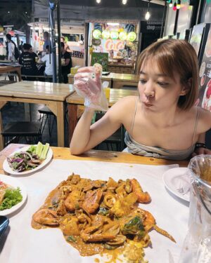 Crystal Lin Instagram - 泰國夜市其實吃的東西大同小異，如果覺得選擇困難，挑一間看起來乾淨順眼的走進去就對了～

辣度的話，在台灣能吃小辣的基本上都扛得住，大概只有涼拌菜會覺得特別辣，可以提醒他們做小辣（店家都會主動問）。

如果點炒飯，旁邊附的魚露辣椒請斟酌加，不然會整盤變超鹹🤣

手抓海鮮我蠻推的，重奶油紅醬裹著大河蝦、螃蟹、花枝、蛤蜊、淡菜、馬鈴薯等食材，一整盆直接倒在桌上，手套戴起來抓著吃就對了，爽快度很高！

#bangkok #joddfairs 
#太熱了衣服穿不住啊