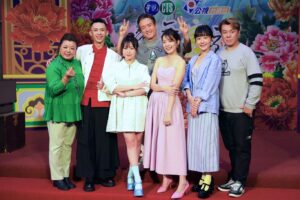 Crystal Lin Instagram - 終於⋯終於⋯
每天喊著4/21 這天真的要來了
今天看到全新的片花 一度要飆淚
同時又有另一個聲音衝出來
「這場我有演好嗎？」
自我懷疑把我的眼淚給吸回去了
去年殺青到現在 
我依然不敢相信我把映君的任務完成了
每當懷疑的聲音出現我就要再度催眠自己
「戲劇是團隊合作，不要只看自己的好壞，
大家都會嚴格把關這一切。」
我好像一直都是這樣重複輪迴走過來的
但即使我再懷疑自己  我都要相信這個戲 
經過所有人的努力 會讓觀眾感受到誠意
（哇塞單押x4）

話說回來 真的很希望大家幫忙告訴親朋好友
即將有全台灣第一部歌仔戲職人劇要播出了
不管你和歌仔戲熟不熟 
都推薦你透過「勇氣家族」好好認識歌仔戲
這個從台灣土地長出來的美麗文化

@taiwanese_opera_family 
@kongsitaigitai @cts.show 
#勇氣家族