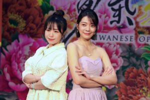 Crystal Lin Instagram - 終於⋯終於⋯
每天喊著4/21 這天真的要來了
今天看到全新的片花 一度要飆淚
同時又有另一個聲音衝出來
「這場我有演好嗎？」
自我懷疑把我的眼淚給吸回去了
去年殺青到現在 
我依然不敢相信我把映君的任務完成了
每當懷疑的聲音出現我就要再度催眠自己
「戲劇是團隊合作，不要只看自己的好壞，
大家都會嚴格把關這一切。」
我好像一直都是這樣重複輪迴走過來的
但即使我再懷疑自己  我都要相信這個戲 
經過所有人的努力 會讓觀眾感受到誠意
（哇塞單押x4）

話說回來 真的很希望大家幫忙告訴親朋好友
即將有全台灣第一部歌仔戲職人劇要播出了
不管你和歌仔戲熟不熟 
都推薦你透過「勇氣家族」好好認識歌仔戲
這個從台灣土地長出來的美麗文化

@taiwanese_opera_family 
@kongsitaigitai @cts.show 
#勇氣家族