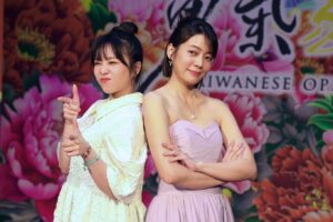 Crystal Lin Instagram - 終於⋯終於⋯
每天喊著4/21 這天真的要來了
今天看到全新的片花 一度要飆淚
同時又有另一個聲音衝出來
「這場我有演好嗎？」
自我懷疑把我的眼淚給吸回去了
去年殺青到現在 
我依然不敢相信我把映君的任務完成了
每當懷疑的聲音出現我就要再度催眠自己
「戲劇是團隊合作，不要只看自己的好壞，
大家都會嚴格把關這一切。」
我好像一直都是這樣重複輪迴走過來的
但即使我再懷疑自己  我都要相信這個戲 
經過所有人的努力 會讓觀眾感受到誠意
（哇塞單押x4）

話說回來 真的很希望大家幫忙告訴親朋好友
即將有全台灣第一部歌仔戲職人劇要播出了
不管你和歌仔戲熟不熟 
都推薦你透過「勇氣家族」好好認識歌仔戲
這個從台灣土地長出來的美麗文化

@taiwanese_opera_family 
@kongsitaigitai @cts.show 
#勇氣家族