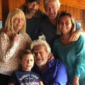 Cüneyt Arkın Instagram - Her bayram kutlamaya gittiğimizde aynı dilekleri dilerdi.

Sevenler kavuşsun, dargınlar barışsın, hastalar iyileşsin, çocuklar gülsün ❤️

Bayramınız mübarek olsun 🍬🍬