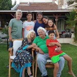 Cüneyt Arkın Instagram - Her bayram kutlamaya gittiğimizde aynı dilekleri dilerdi.

Sevenler kavuşsun, dargınlar barışsın, hastalar iyileşsin, çocuklar gülsün ❤️

Bayramınız mübarek olsun 🍬🍬