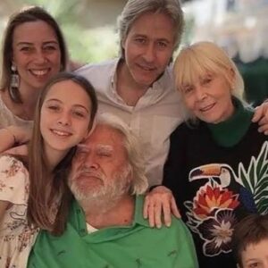 Cüneyt Arkın Instagram - Her bayram kutlamaya gittiğimizde aynı dilekleri dilerdi.

Sevenler kavuşsun, dargınlar barışsın, hastalar iyileşsin, çocuklar gülsün ❤️

Bayramınız mübarek olsun 🍬🍬
