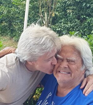 Cüneyt Arkın Instagram - Doğum Günün Kutlu Olsun Maviş ❤️🎂🎁

Maviş Oğlum Kaan

Bir insan nasıl bu kadar mavi olur
Baştan aşağı çocuk
Elleri bile gülümsüyor
Masallara doymamış
Bana bakıyor
Yüzünde güvercinler
Gökyüzü bulut bulut
Yağmur yağıyor
Bahar çiçekler meyve olacak
Bir insan nasıl bu kadar çocuk kalır
Uzansa yıldızları tutacak
Burnunda zerdali çilleri
Bal tadında güneşi yiyorBir serçe gözlerinde
Uçurtmalar uçuruyor
Bayram şekeri elleri
Anasını okşuyor
Süt kokuyor
Ekmek
Bebek
Ve çiçek
Bir insan nasıl bu kadar hülyalı olur. .

Şiir : Cüneyt Arkın ✍️

#cüneytarkın #kaanpolat #baba #evlat #şiir #doğumgününkutluolsun #doğumgünü @kaanpolatcureklibatir