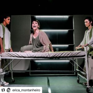 Cynthia Falabella Instagram - #Repost @erica_montanheiro with @use.repost
・・・
[ÚLTIMAS SEMANAS da peça ENTRE OS TRILHOS E A BALEIA] três últimas semanas desse trabalho lindo, com essas três maravilhosas: @ligiayamaguti @cynthiafalabella @eu.gabicosta 
Direção @erica_montanheiro 
Direção assistente @anaelisamattos 
Texto @luana.frez 

NÃO PERDE! Arrasta o carrosel pra ver as informações no flyer.
A boa notícia é que temos SESSÕES EXTRAS:
24/11 - 20h30
25/11 - 17h 
01/12 - 20h30
02/12 - 17h30
03/12 - 17h30
04/12 - 16h30
Gratuito no mezanino do Centro Cultural FIESP