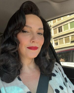 Cynthia Falabella Instagram - E com vocês Emily Miller em breve em Manhattan! Estreia dia 10 de maio no teatro Nair Bello ! Quem vem ? Visagismo maravilhoso da @vivisagista pra dar vida a essa  atriz de Hollywood dos anos 50! 🌟