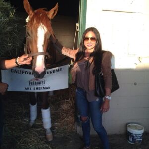 Cynthia Rodriguez Instagram - I met California Chrome!!! 🐴 #racehorse #CaliforniaChrome #champion #LosAlamitos