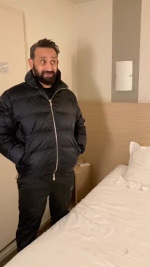Cyril Hanouna Instagram - Les aventures de Baba : Le problème de porte! 😂