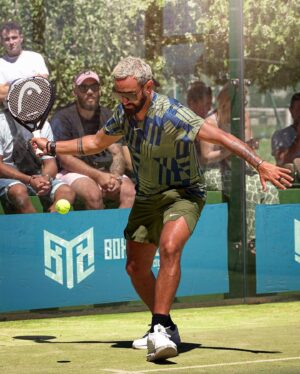 Cyril Hanouna Instagram - C’était la folie ! 💪🏽🎾 @johan.bergeron 

@boxtoboxagency @tennisclubdebandol