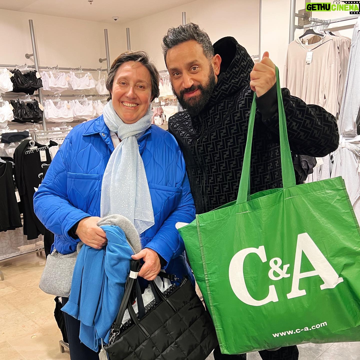Cyril Hanouna - 62.6K Likes - Comme promis j ai pris mon mercredi aprem pour relooker notre Danielle nationale! Et je crois qu elle a bien kiffé son personal shopper 😏
On vous montre le résultat dans @tpmptv demain soir en direct mes chéris!
