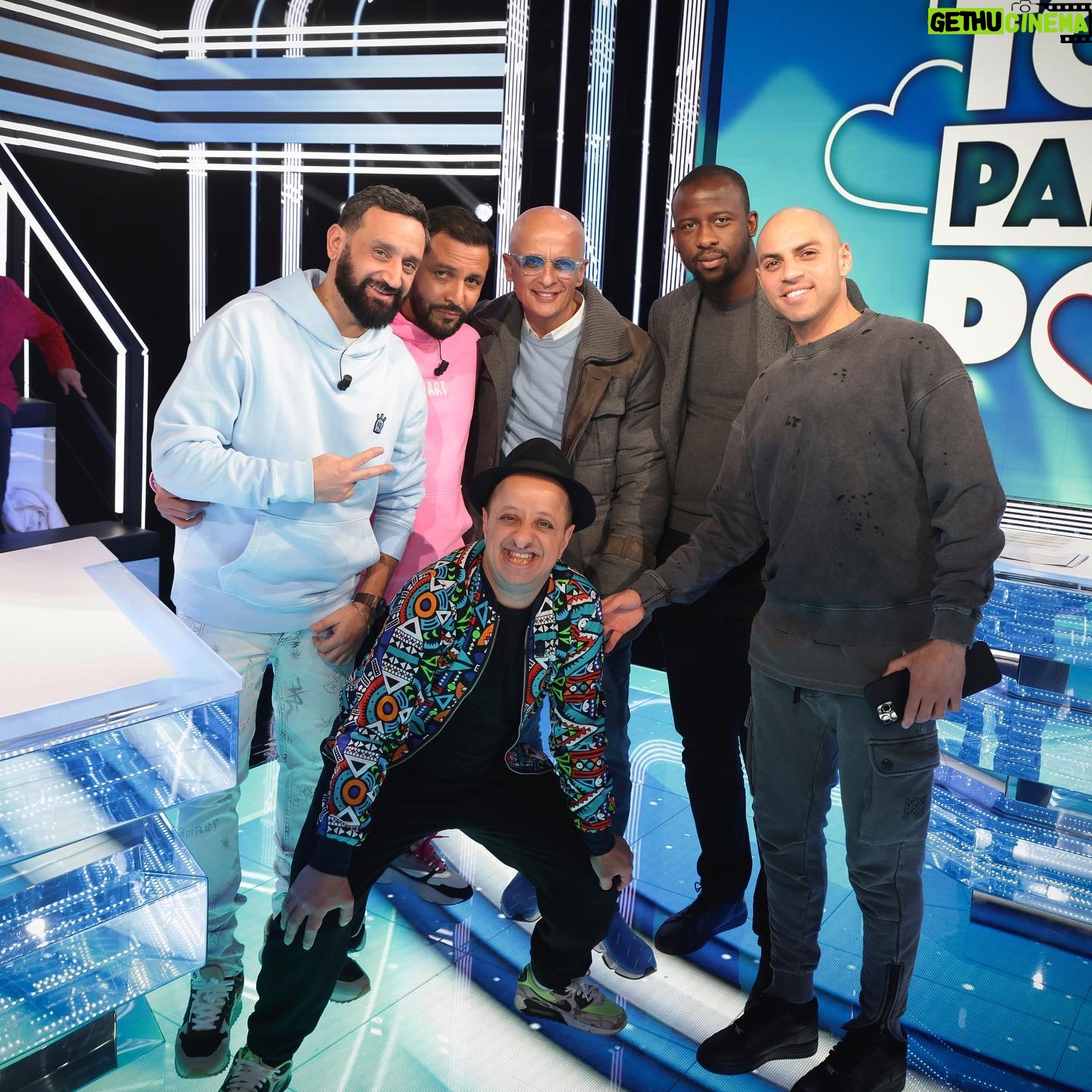 Cyril Hanouna - 10.6K Likes - Avec la famille ce soir! Et demain à ne pas manquer « Le grand cirque » au cinéma !
📸 @jack_tribeca