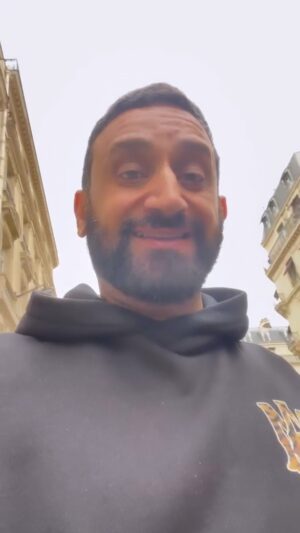 Cyril Hanouna Instagram - Les chéris on se retrouve ce soir à 18h10 sur @c8lachaine en direct pour le dernier @tpmptv de la saison ! 🥳

Ça va être la folie on vous a préparé plein de darka !🕺🏽