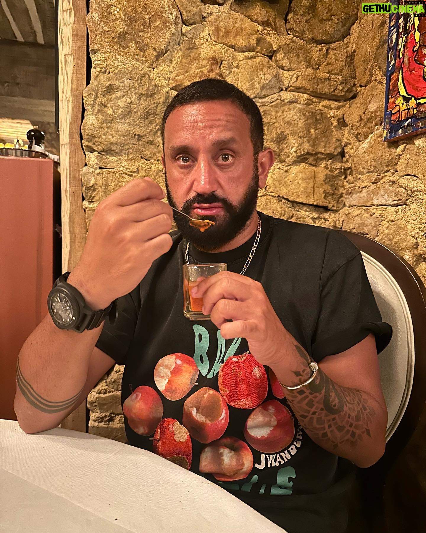 Cyril Hanouna - 18.2K Likes - Je viens de faire le malin de manger la sauce piquante à la petite cuillère je suis dead !!! J ai la bouche en feu 🔥