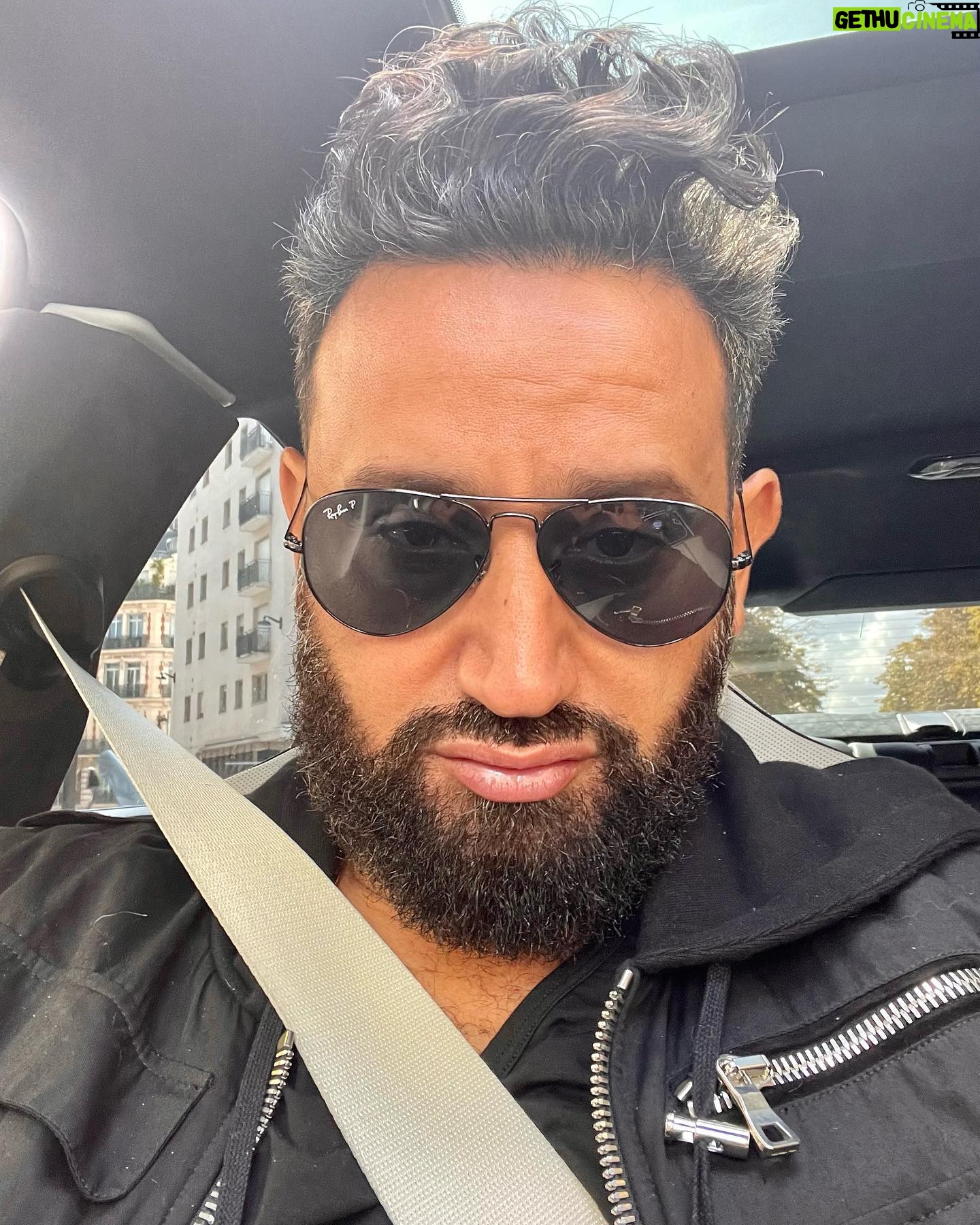 Cyril Hanouna - 26.5K Likes - Heureusement qu il y avait un peu de soleil dans le sud! J en ai profité pour faire un brushing!😂😂😂