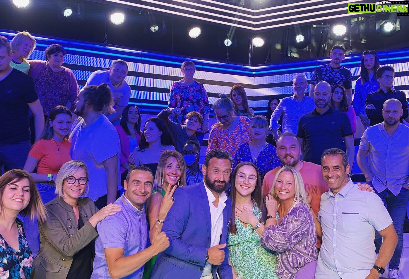 Cyril Hanouna - 11.4K Likes - Avec le public de ce soir! 🫶🏽
On se retrouve lundi en direct dans @tpmptv ! Kiffez votre week-end mes chéris 💙