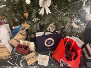 Cyril Hanouna Instagram - J ai préparé les cadeaux pour toute la famille! Tout est prêt ! 
Joyeux noel à tous ! Profitez de vos proches! Et moi vous me manquez! Je vous aime ❤️❤️❤️