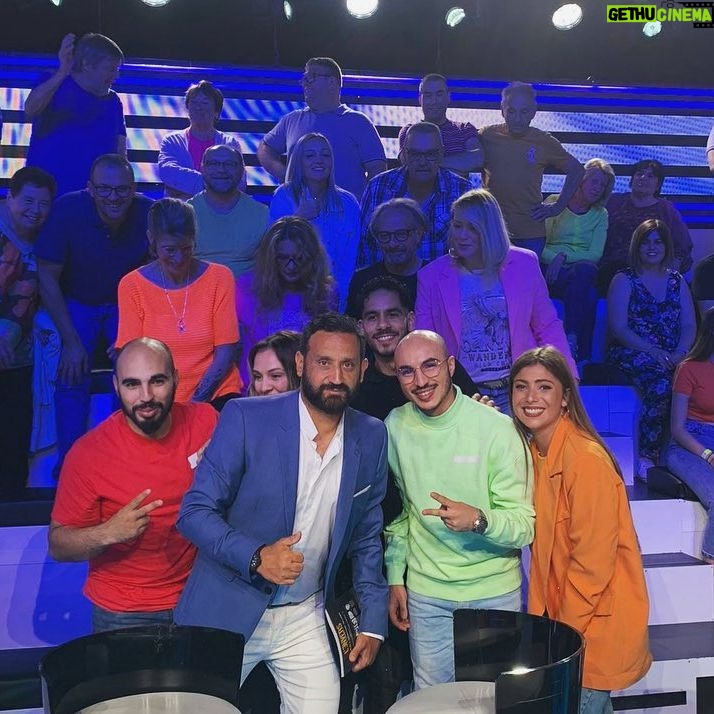 Cyril Hanouna - 11.4K Likes - Avec le public de ce soir! 🫶🏽
On se retrouve lundi en direct dans @tpmptv ! Kiffez votre week-end mes chéris 💙