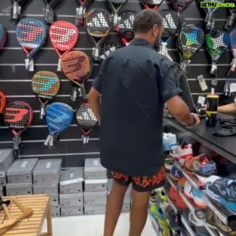 Cyril Hanouna - 13K Likes - Les vacances avec moi c’est : padel padel padel ! 😂🎾
