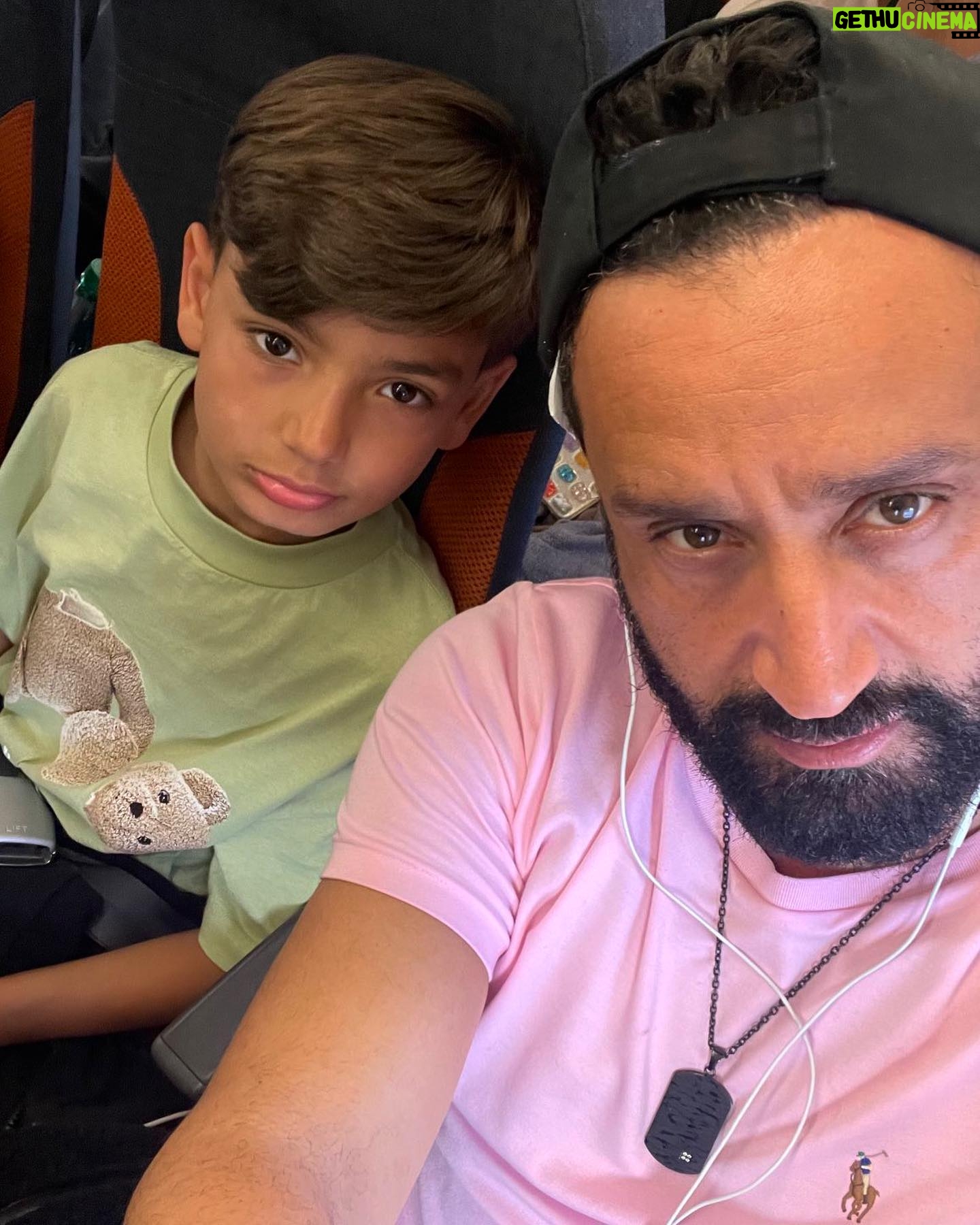 Cyril Hanouna - 31.5K Likes - Après ce we de fou rempli d émotion! On est de retour! Si vous saviez comme j ai trop kiffé les chéris! Entre le p2000 et l anniv de Lino avec ses potes c était juste génial! Je vous aime fort et si heureux de vous retrouver demain! Là on rentre et on dodo direct!❤️❤️❤️