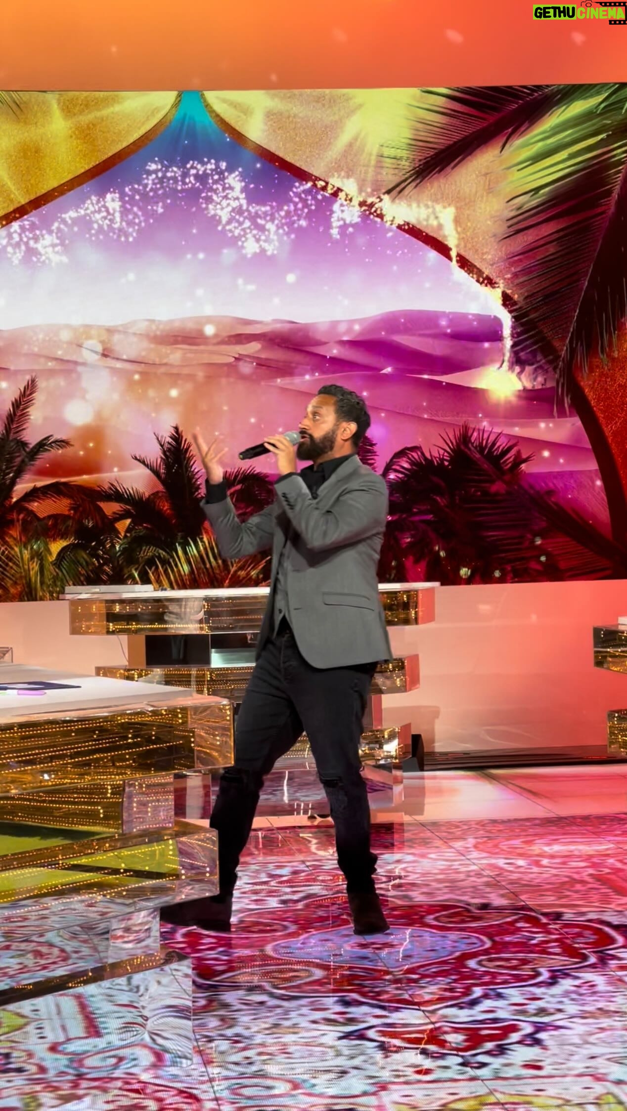 Cyril Hanouna - 12.3K Likes - #TPMP c’est aussi cette ambiance de folie, tous ensemble !
J espère que vous passez un bon moment avec nous tous les soirs 😂🕺🏽