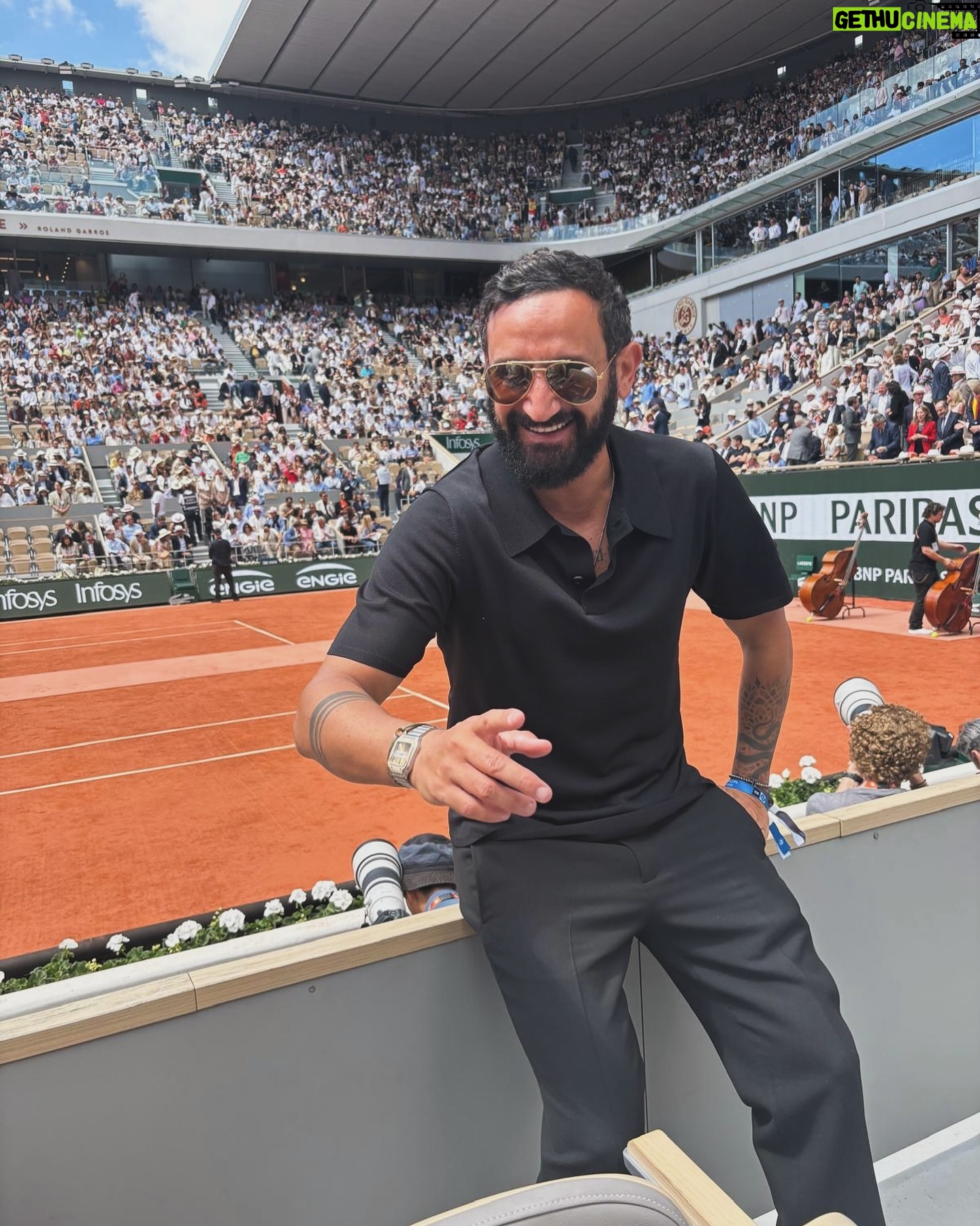 Cyril Hanouna - 27.7K Likes - Mes chéris je suis en place pour la finale de @rolandgarros ! Match de ouf en perspective 🎾💥